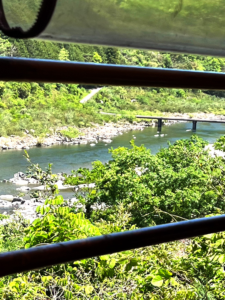トロッコ列車車窓から四万十川に架かる沈下橋を望む