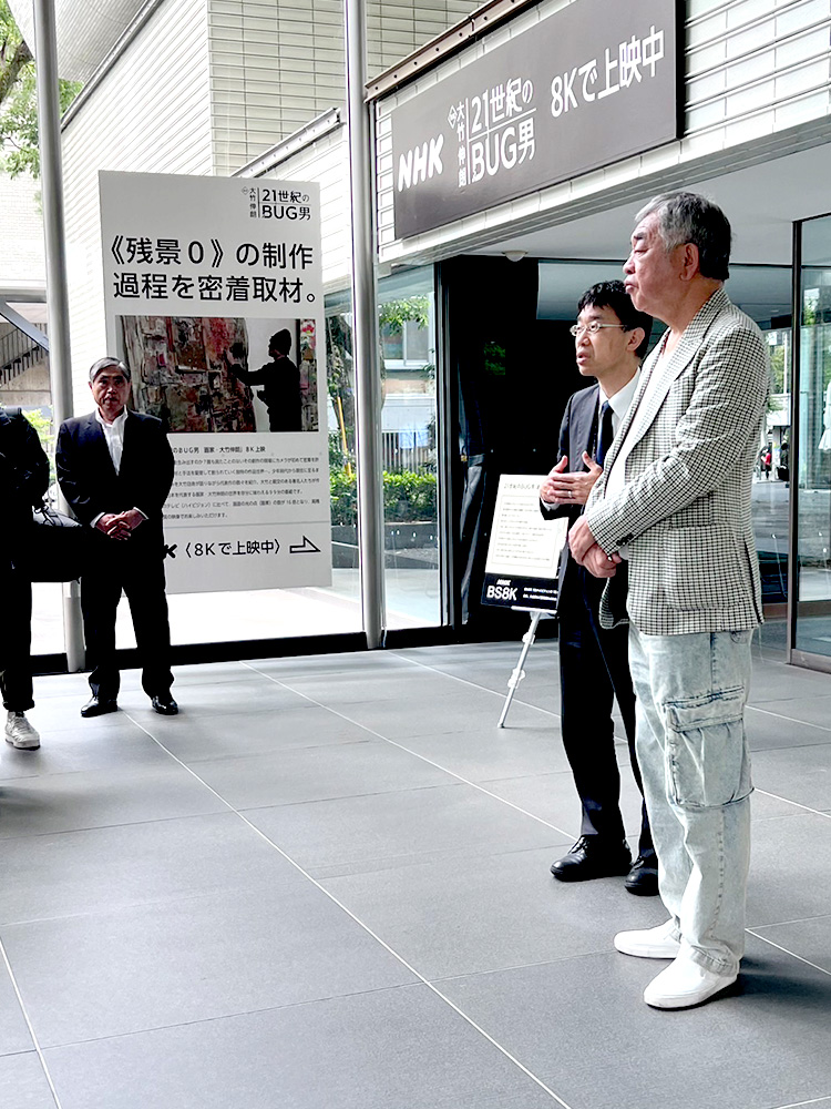 記者会見前に県美術館を視察され、学芸員から説明を受ける隈先生